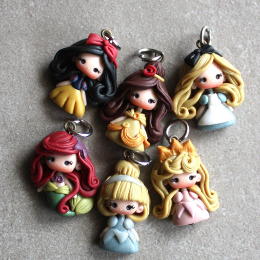 ciondolo artigianale con bambolina ispirata alle principesse disney, ariel, biancaneve, rapunzel, aurora , belle