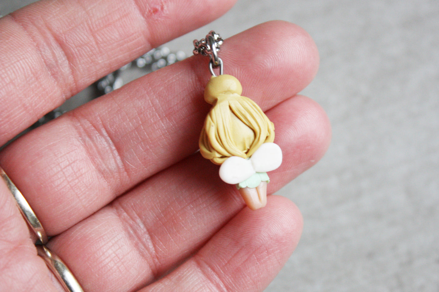 Necklace with trilly and letter