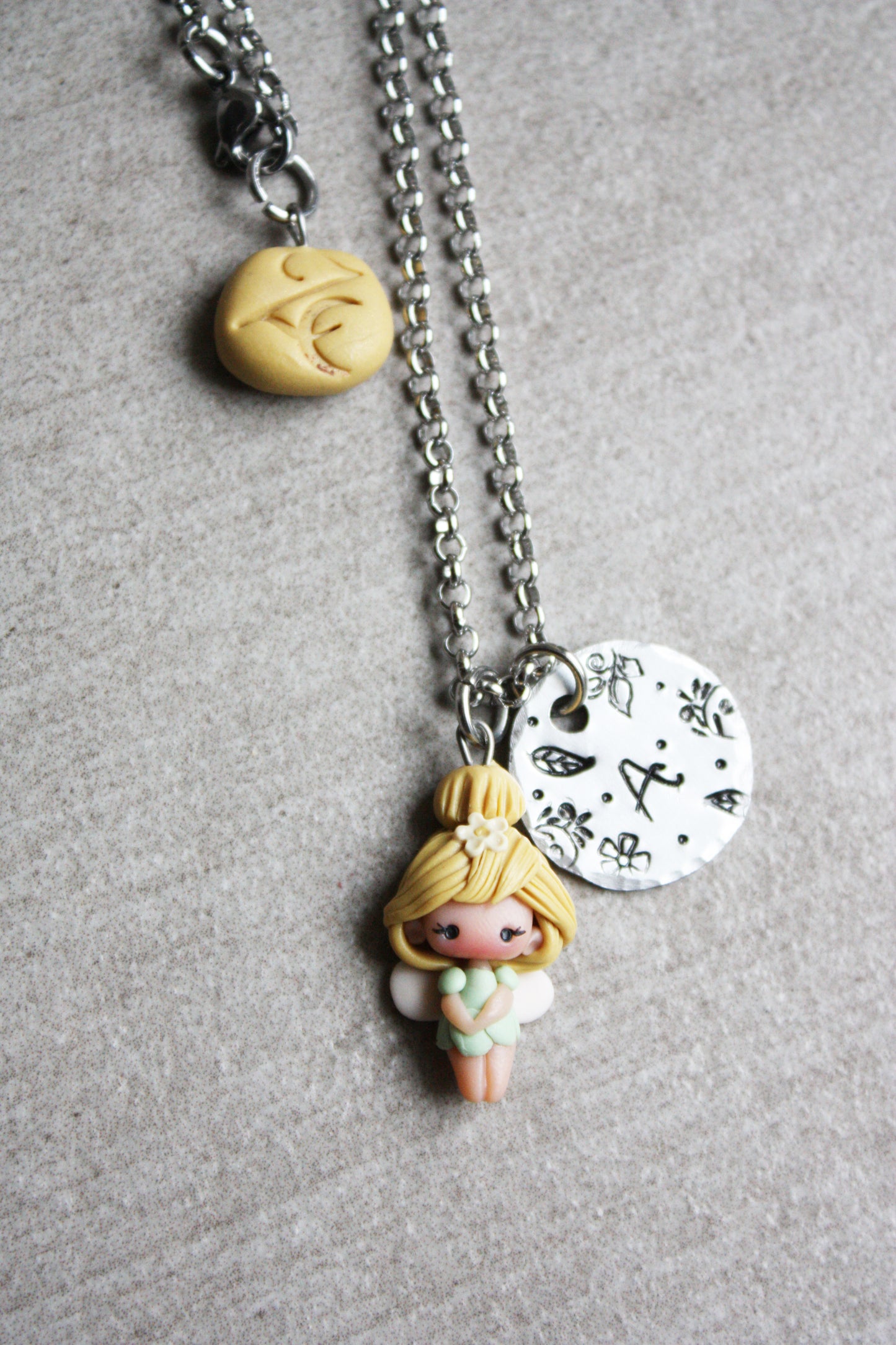 Necklace with trilly and letter