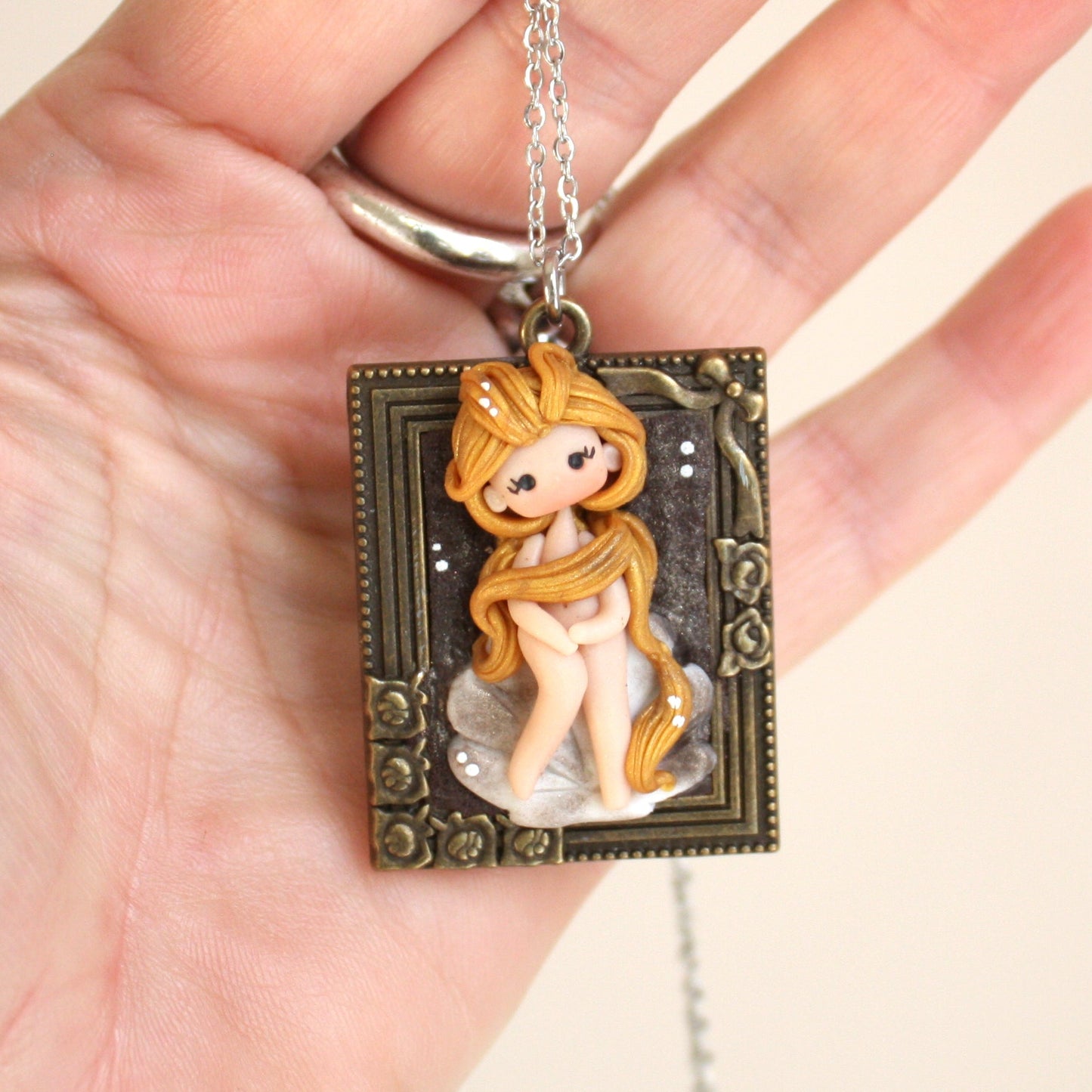 collana venere di botticelli in fimo, cornice bronzata catena in acciaio, resistente
