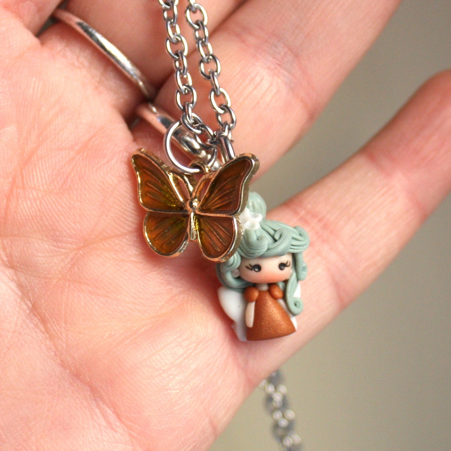 collana con fatina in fimo e farfalla