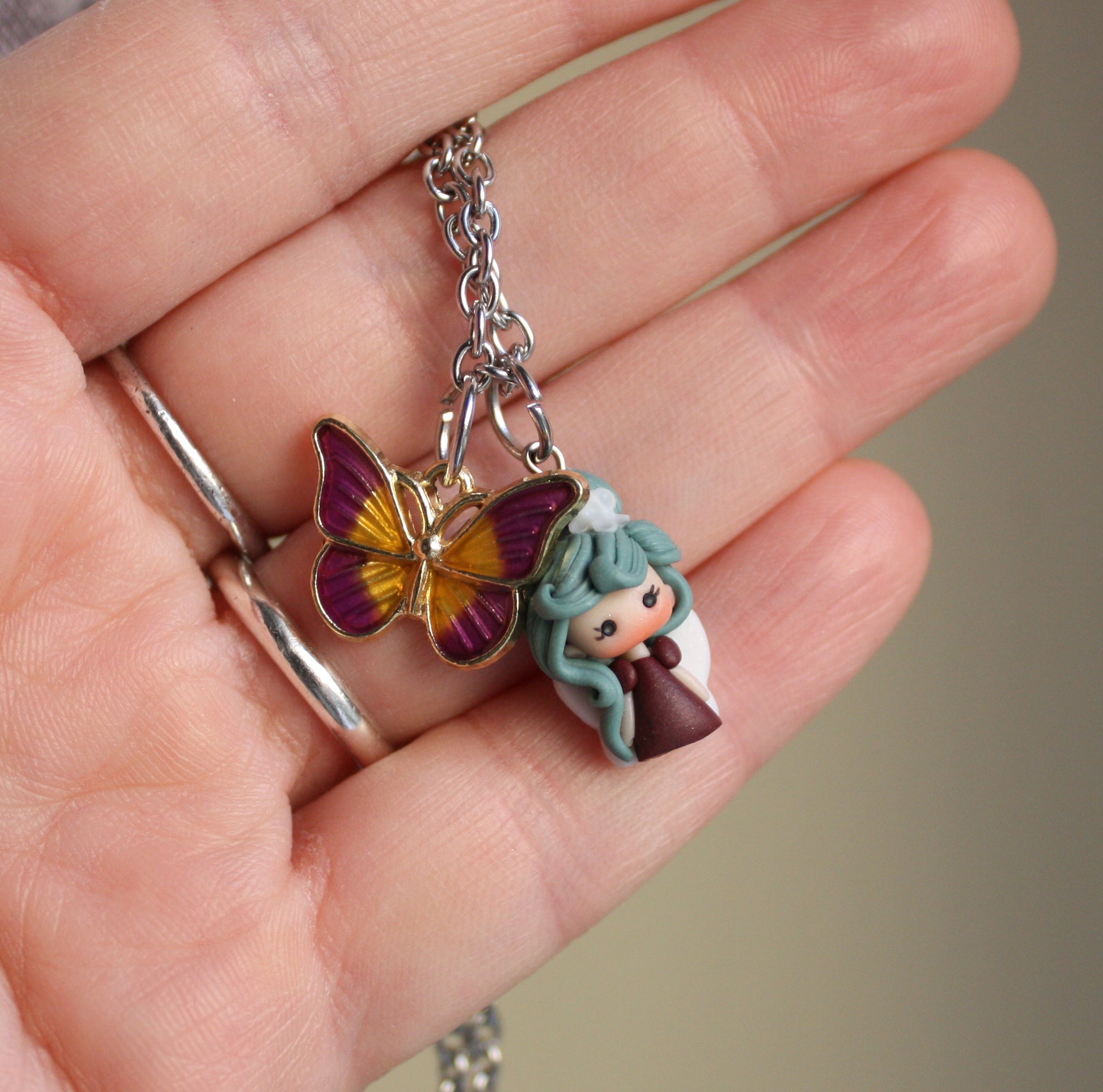 collana con fatina viola e farfalla 