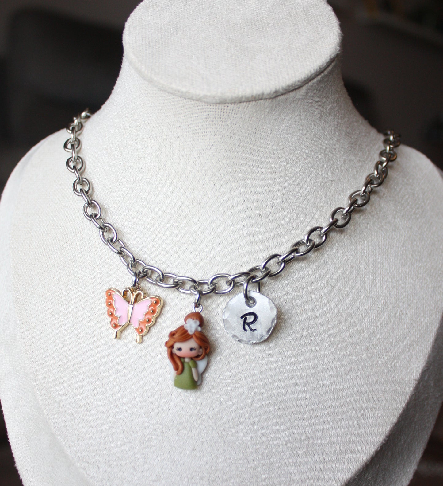 Collana  girocollo in  acciaio inox con lettera e fatina