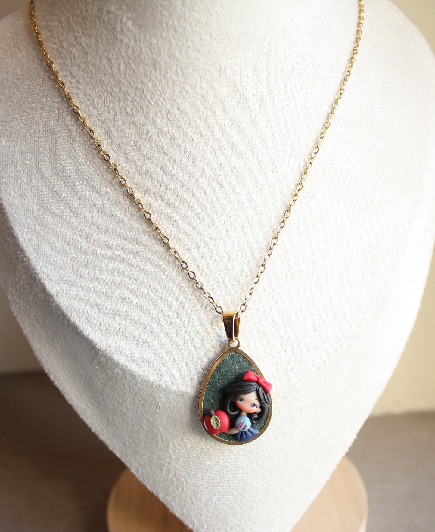 Gold stainless steel necklace with Snow White cameo