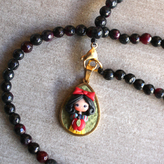 Collana con pietre dure e cammeo Biancaneve in fimo