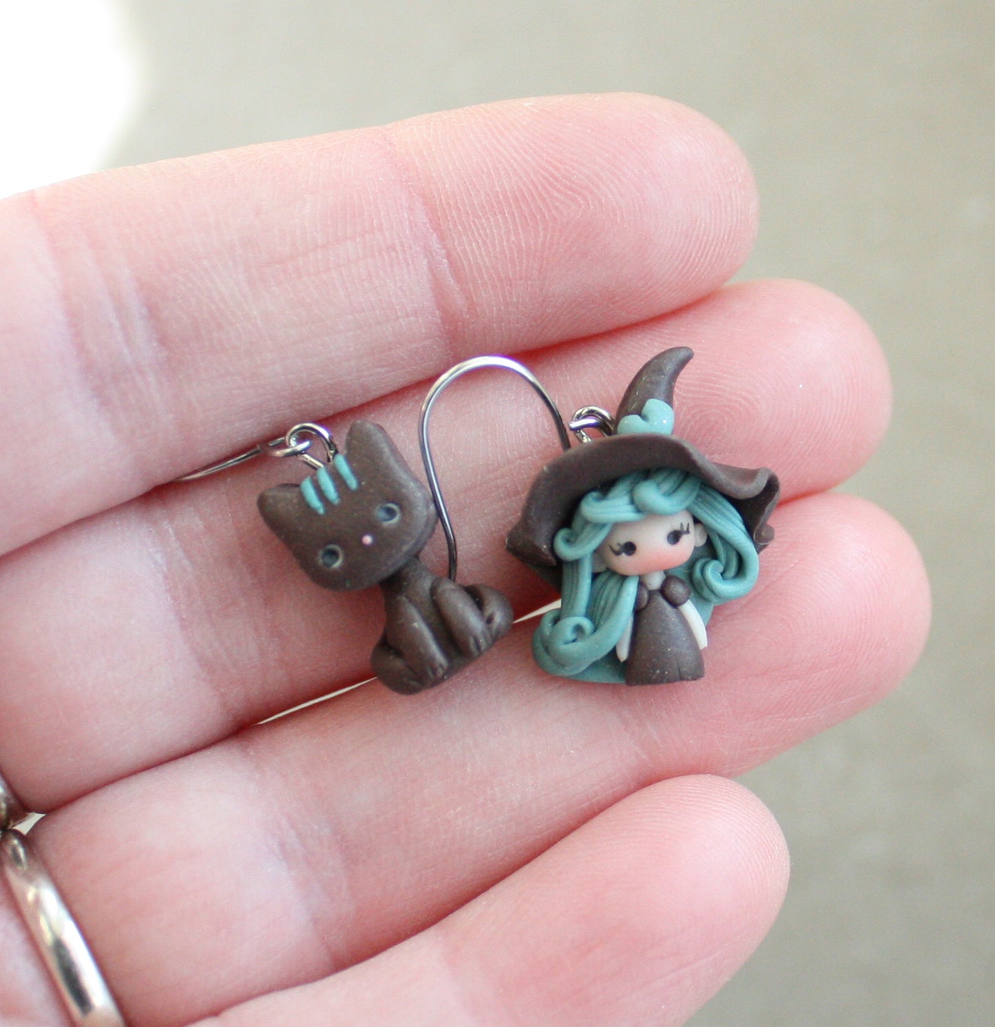 orecchini pendenti  con streghetta e gattino II