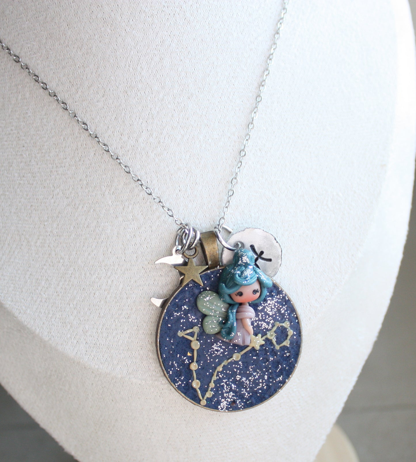 Collana Zodiacale Pesci – Fatina Costellazione e Simbolo Inciso