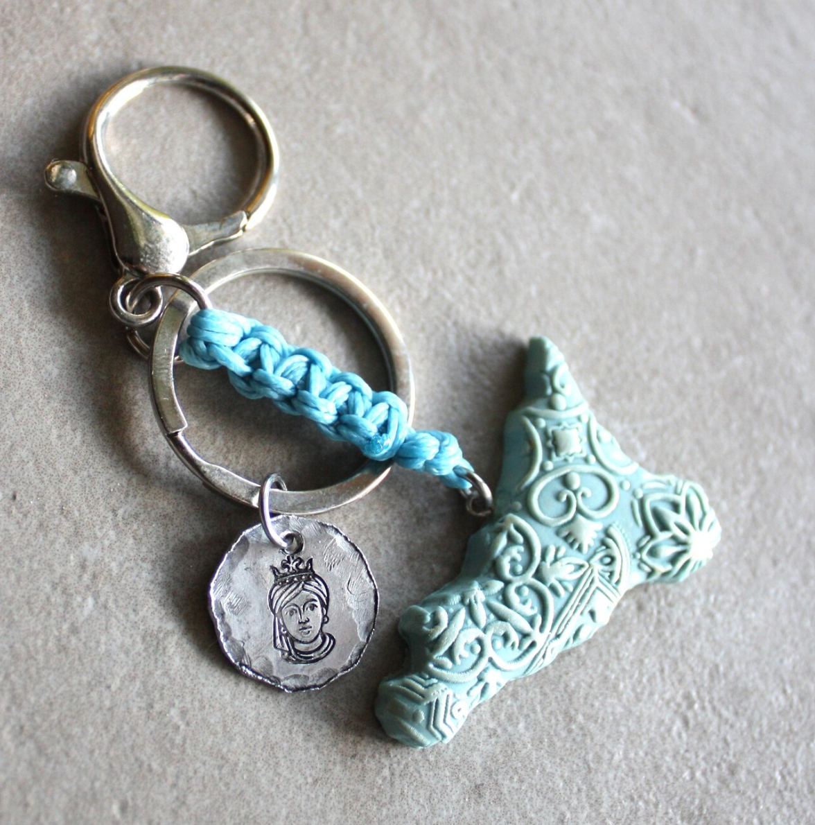 portachiavi sicilia azzurro con maioliche in rilievo e ciondolo testa di moro inciso a mano
