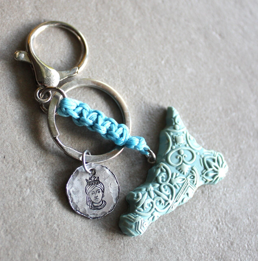 portachiavi sicilia azzurro con maioliche in rilievo e ciondolo testa di moro inciso a mano
