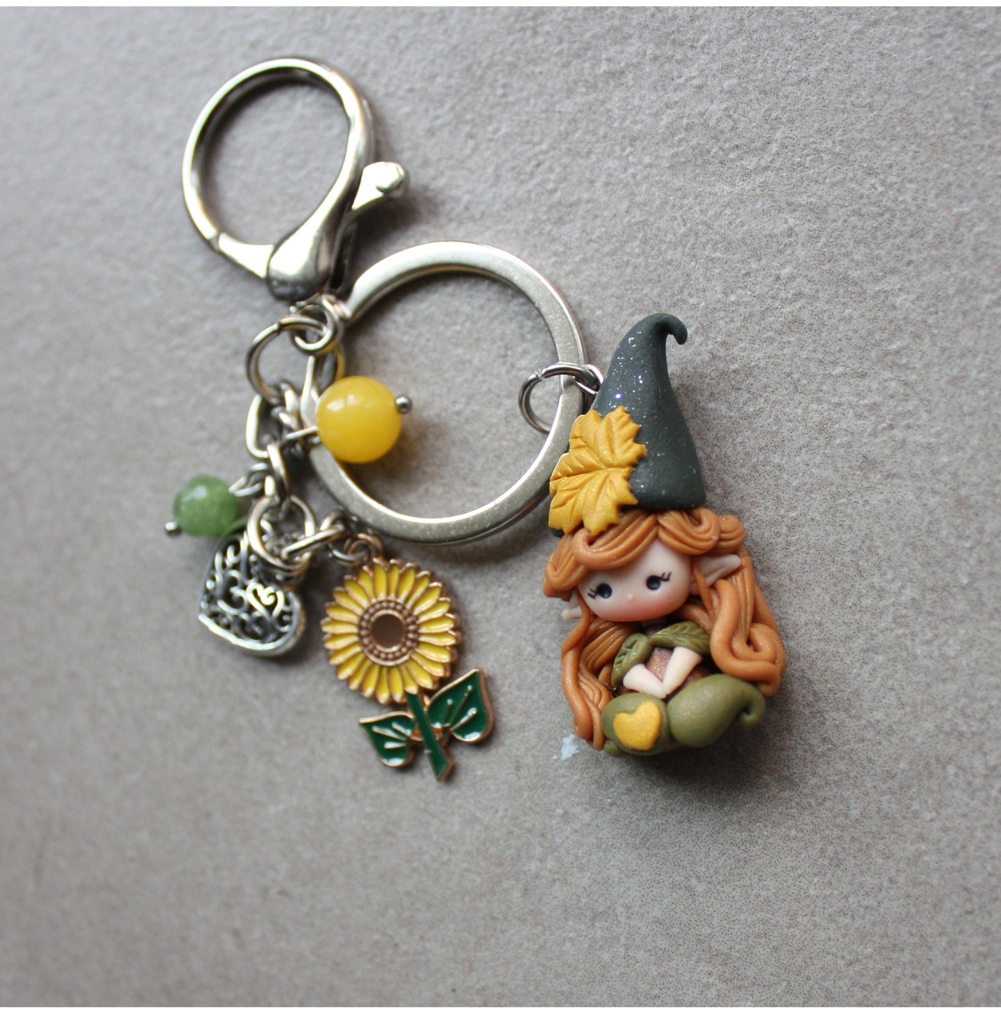 Portachiavi con gnoma in fimo e charms