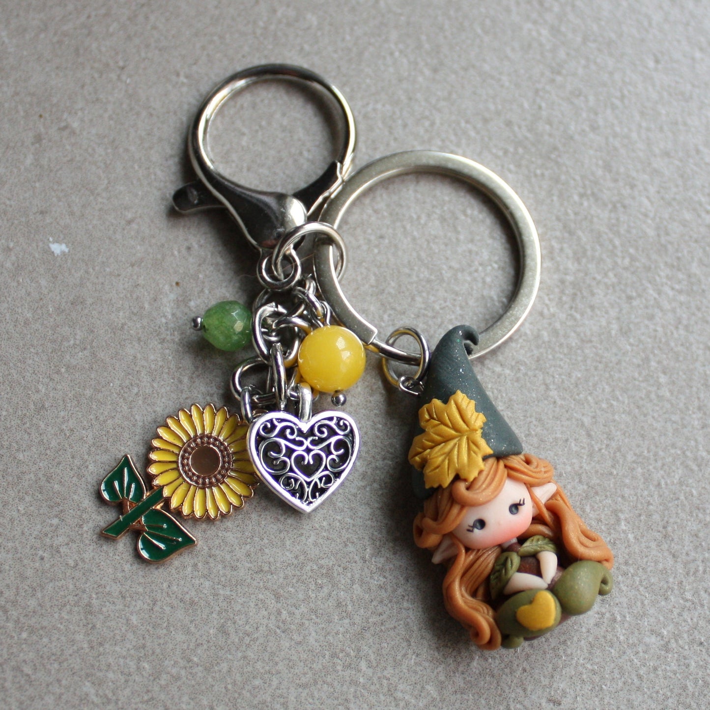 Portachiavi con gnoma in fimo e charms