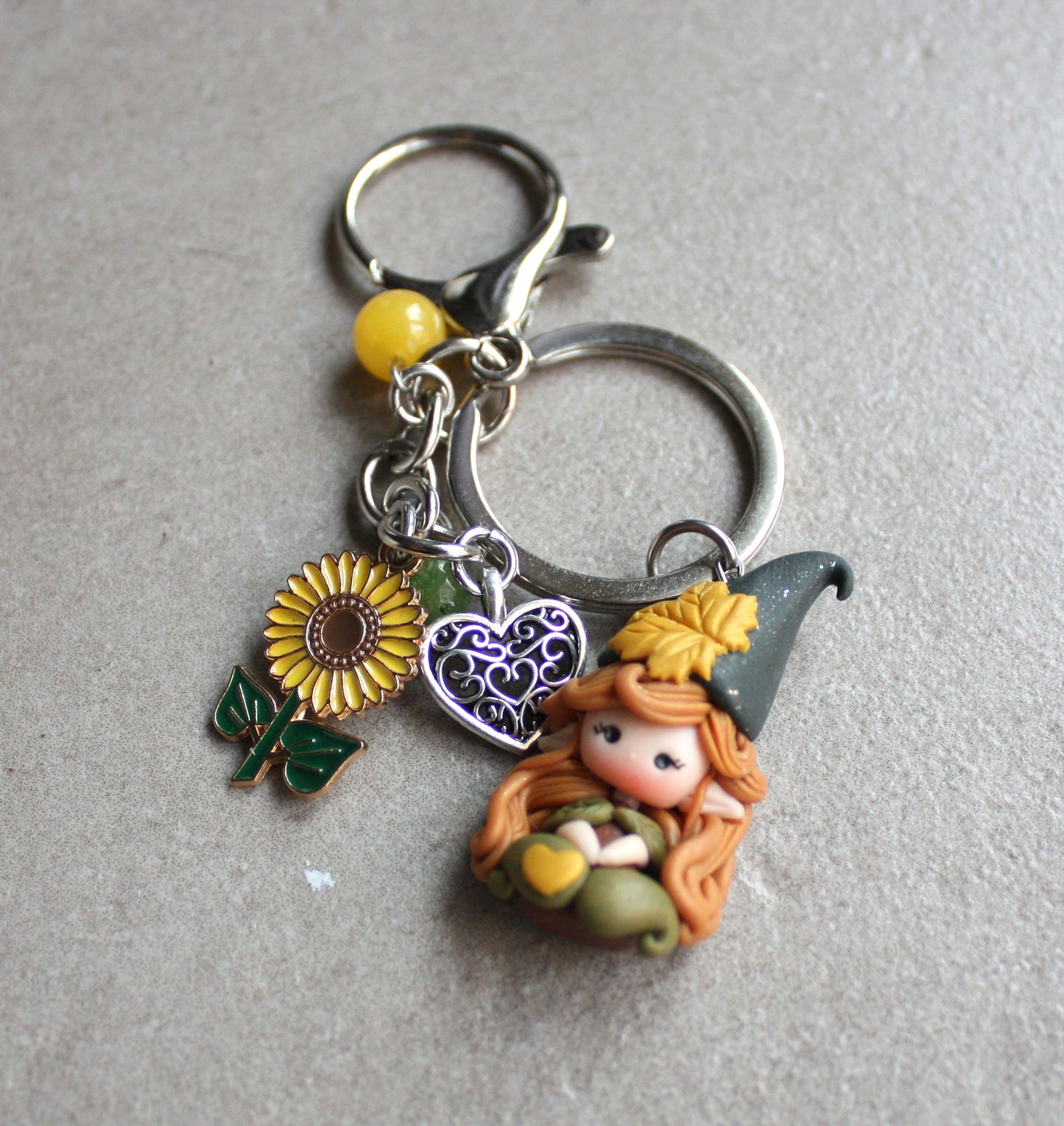 Portachiavi con gnoma in fimo e charms