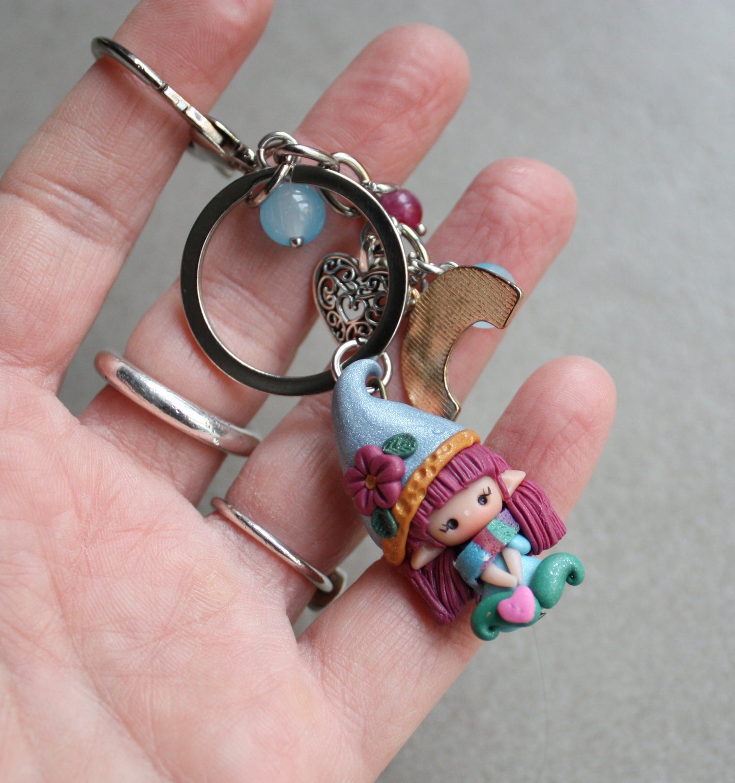 Portachiavi con gnoma in fimo e charms II