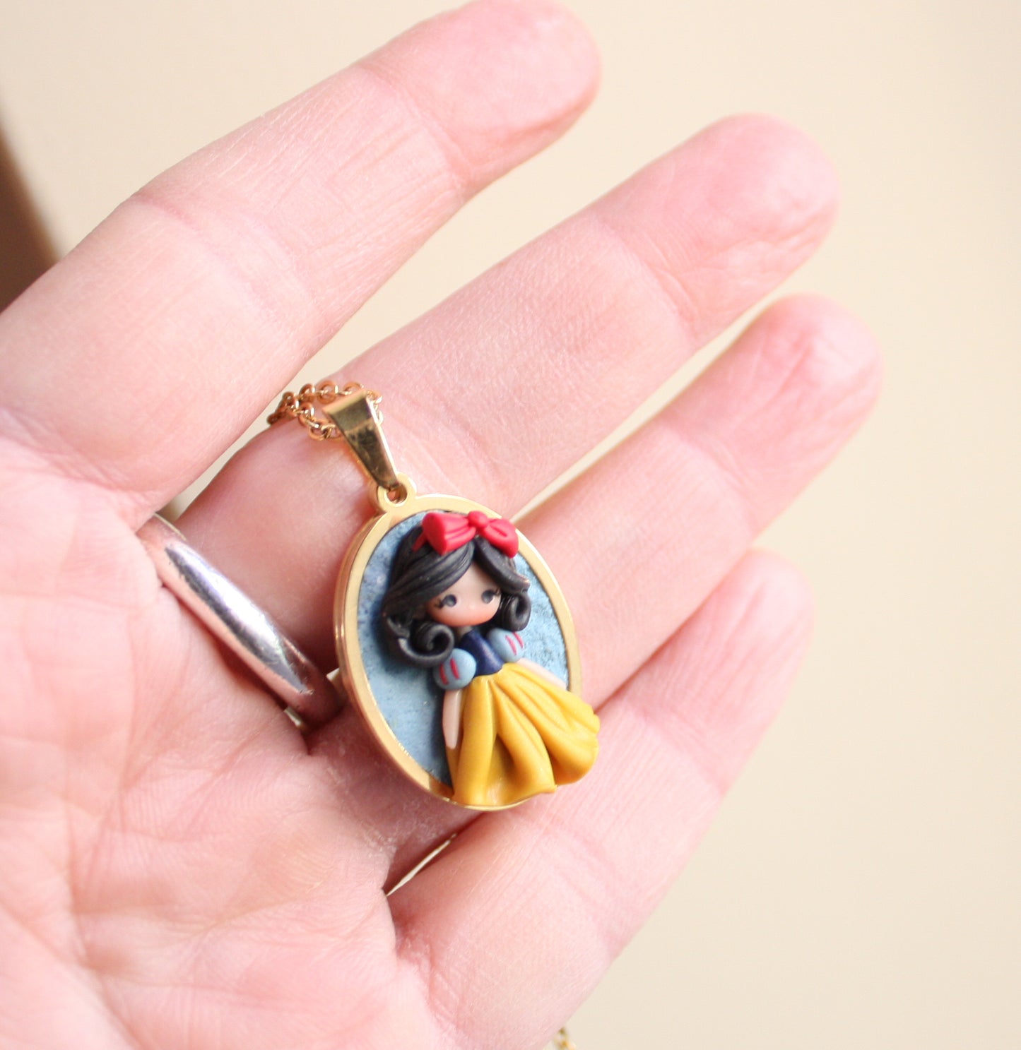 Collana in acciaio inox dorato con cammeo Biancaneve II