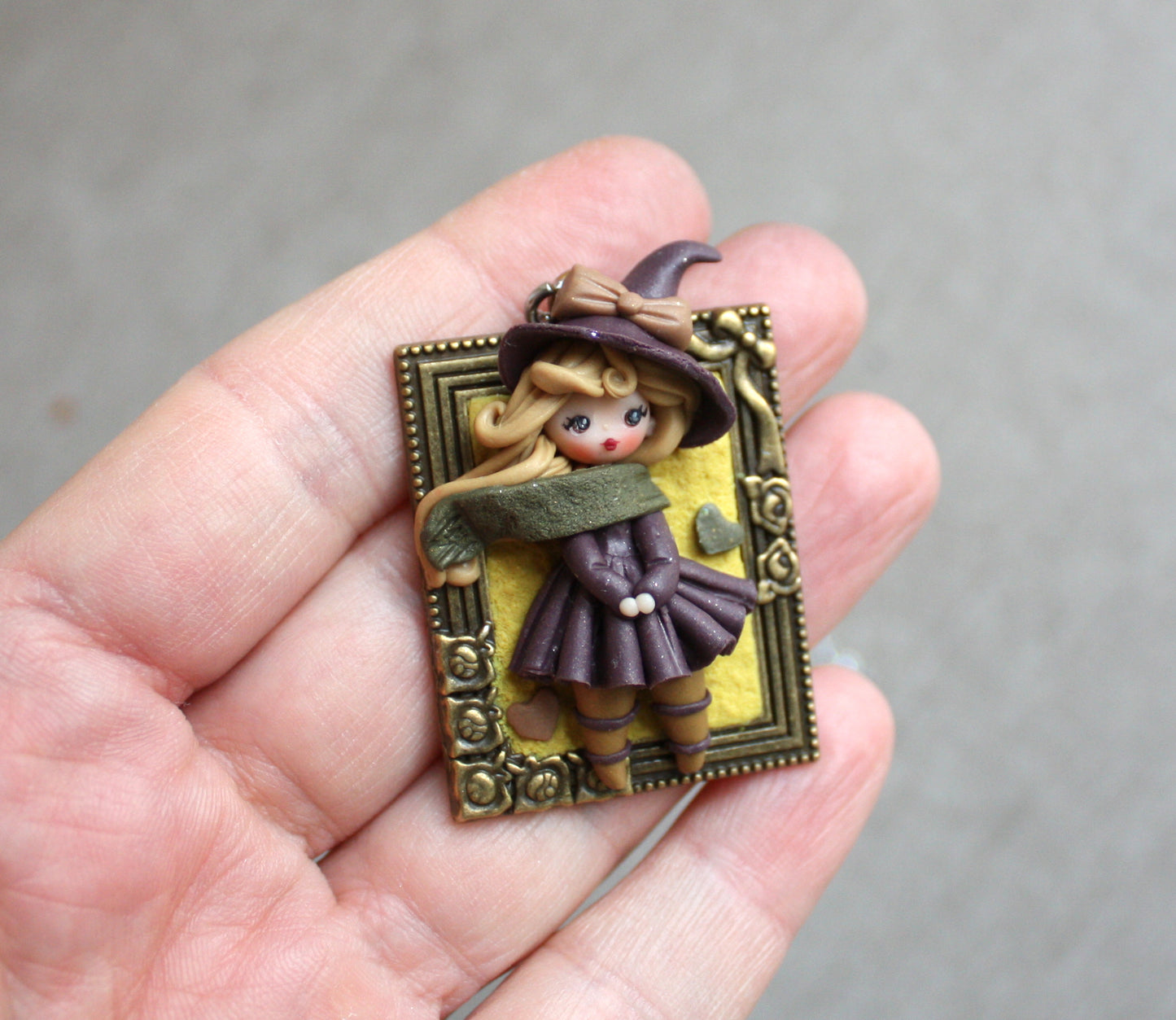 Collana in acciaio inox con piccola streghetta in fimo