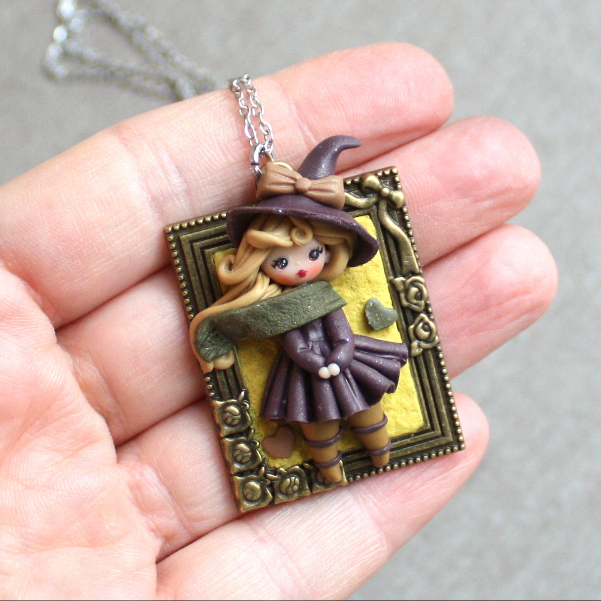 Collana in acciaio inox con piccola streghetta in fimo